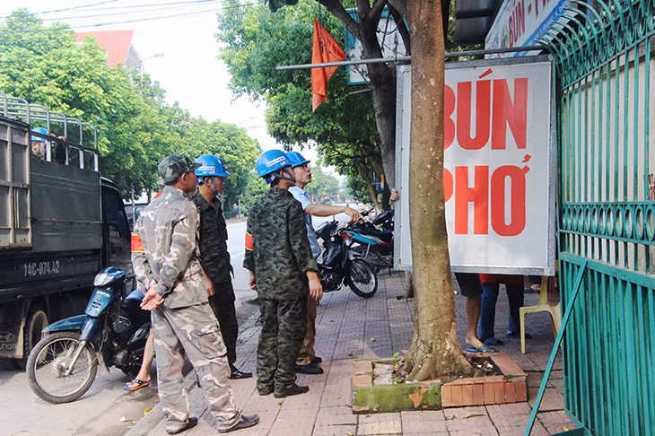 Đội KTTTĐT và MT TX đã nhắc nhở nhiều hộ dân, chấp hành quy định các biển quảng cáo, mái che, mái vẩy...