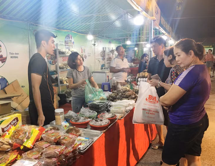 Gian hàng Tiên Yên thu người dân mua sắm