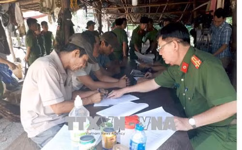 Cơ quan chức năng làm việc với các đối tượng liên quan tại lán trại của Phan Hữu Phượng thuộc lâm phần do Vườn quốc gia Yok Đôn (tỉnh Đắk Lắk) quản lý. Ảnh: TTXVN phát