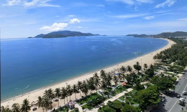 Bãi biển Nha Trang (Khánh Hòa) luôn hấp dẫn du khách.
