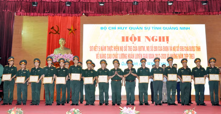 Bộ CHQS tỉnh khen thưởng nhiều tập thể có thành tích xuất sắc trong 5 năm triển khai thực hiện các nghị quyết. 
