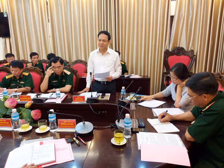 Đồng chí Đặng Huy Hậu, Ủy viên Ban Thường vụ Tỉnh ủy, Phó Chủ tịch Thường trực UBND tỉnh phát biểu chia sẻ kinh nghiệm của Quảng Ninh với Đoàn công tác