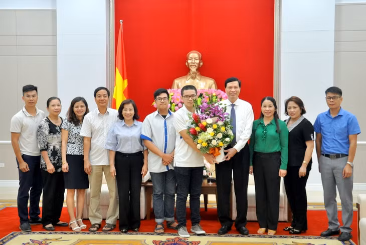 Các đồng chí lãnh đạo tỉnh tặng hoa động viên Nguyễn Hoàng Cường trước thềm trận chung kết Đường lên đỉnh Olyimpia 2018.