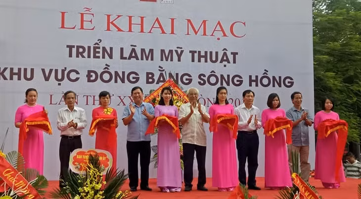 Đại biểu cắt băng khai mạc triển lãm. Ảnh: Họa sĩ Nguyễn Văn Hiệp (CTV).