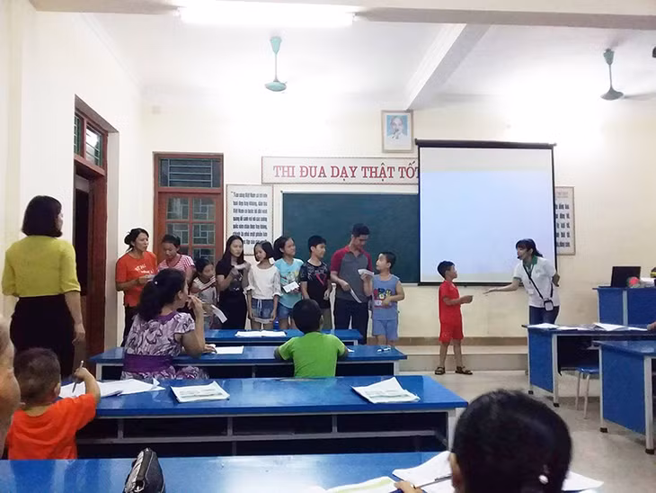 Lớp học tiếng Anh ở xã Yên Đức, thị xã Đông Triều thu hút đông các em học sinh tham gia. 