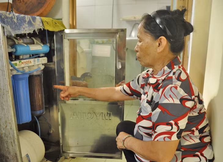 Bà Nguyễn Thị Tân, số nhà 6, tổ 6, khu 6. Phường Hồng Hà (Hạ Long) chỉ quả lọc của hệ thống lọc nước của gia đình phải thường xuyên thay vì úa vàng sau khi lọc nước để dùng sinh hoạt