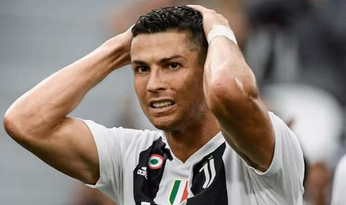 Vẻ mặt tiếc nuối của Ronaldo sau khi bỏ lỡ cơ hội trong trận gặp Lazio. Ảnh: AFP.