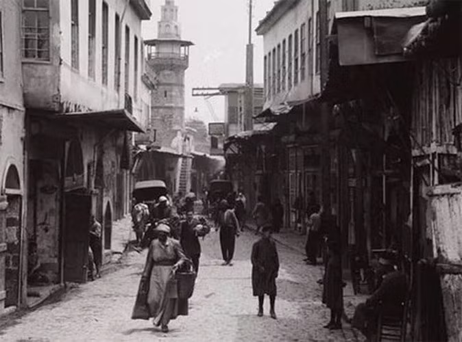  Thành phố lâu đời nhất trong lịch sử: Damascus - thủ đô của Syria được xây dựng từ thiên niên kỷ thứ 3 TCN. Tuổi đời của nó gấp 2 lần thủ đô London của Anh, lâu đời hơn những thành phố như Istanbul hay Rome. Ảnh Bab Sharqi, hay còn gọi là "Cánh cổng Mặt trời" cổ đại, vẫn còn tồn tại cho đến ngày nay ở Syria. Ảnh Buzzfeed