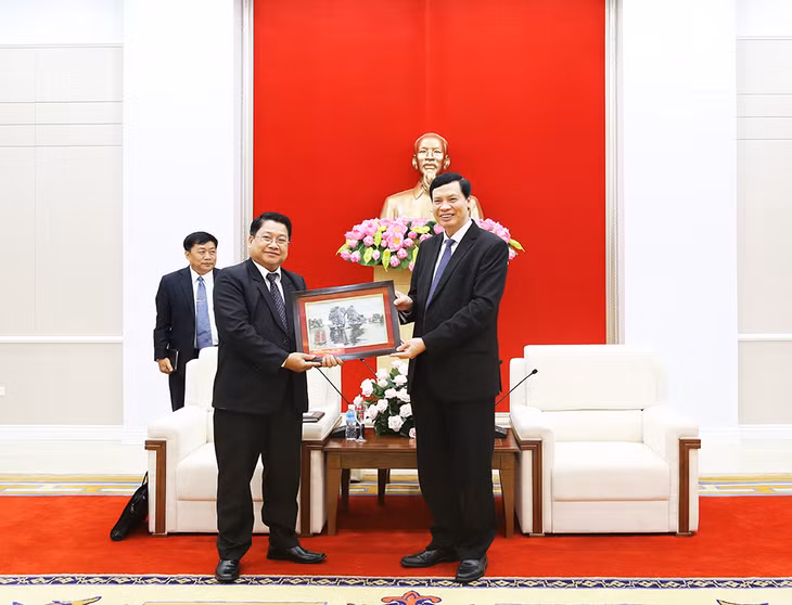 Đồng chí Nguyễn Đức Long, Phó Bí thư Tinh ủy, Chủ tịch UBND tỉnh Quảng Ninh trao quà lưu niệm của tỉnh cho đồng chí 