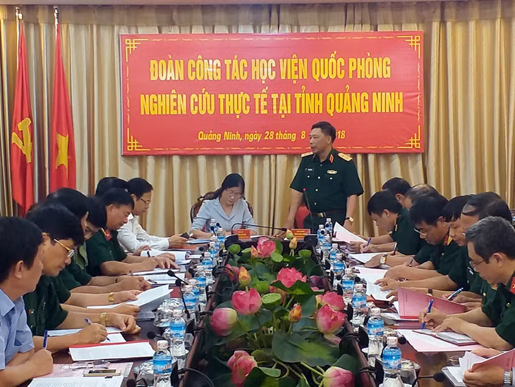 Trung tướng, PGS.TS Trần Việt Khoa, Ủy viên T.Ư Đảng, Ủy viên Quân ủy Trung ương, Giám đốc Học Viện Quốc phòng phát biểu tại buổi làm việc