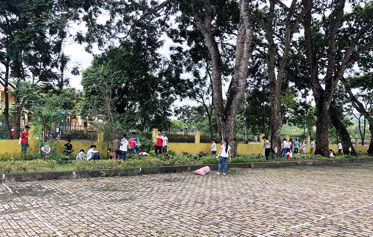 Học sinh Trường THCS Bắc Sơn, TP Uông Bí dọn dẹp vệ sinh môi trường sau bão để chuẩn bị cho năm học mới.