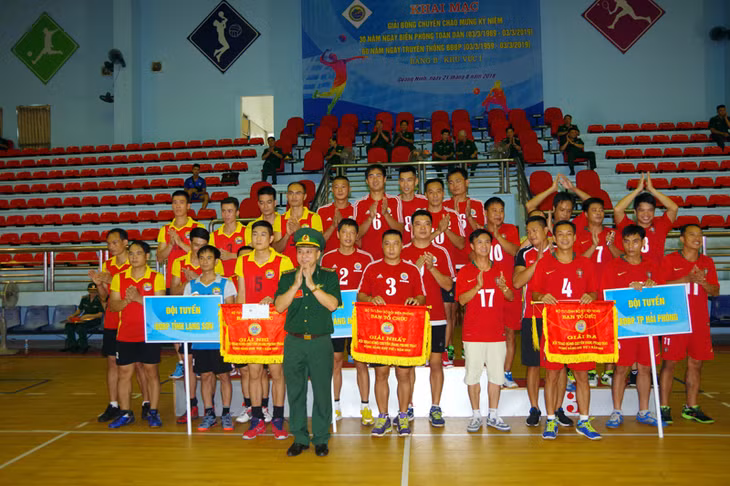  Đại tá Bùi Thế Tuyên, Phó Chỉ huy trưởng Bộ Chỉ huy Bộ đội Biên phòng tỉnh trao giải cho các đơn vị