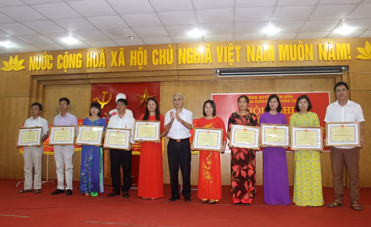 Lãnh đạo huyện tặng thưởng cho các tập thể, cá nhân đạt thành tích xuất sắc năm học 2017 – 2018.
