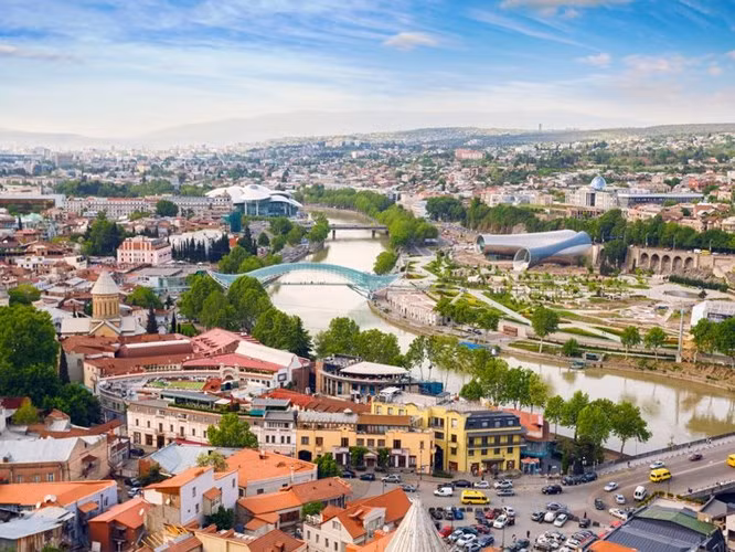  Thủ đô Tbilisi của Gruzia là một địa điểm không thể bỏ qua đối với những người yêu kiến trúc. Nằm tại khu vực giữa châu Á và châu Âu, Tbilisi bị ảnh hưởng bởi phong cách Liên Xô và Ba Tư. Pháo đài Narikala có từ thế kỷ thứ tư, các nhà thờ được trang trí công phu là những điểm nên đến.