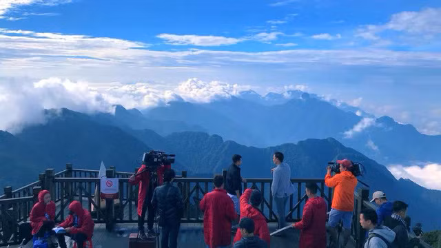 Ekip 'Cả một đời ân oán' quay phim trên đỉnh Fansipan.