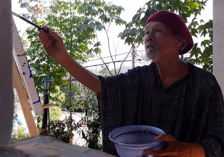 Nghệ sĩ Phạm Văn Hạng vẽ tranh.