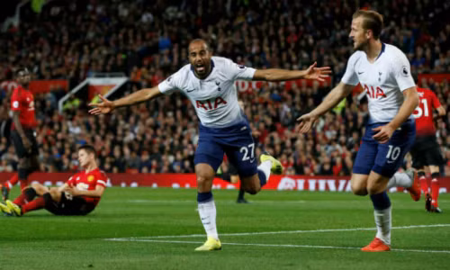 Moura (trái) và Kane mang về chiến thắng cho Tottenham. Ảnh: Reuters.