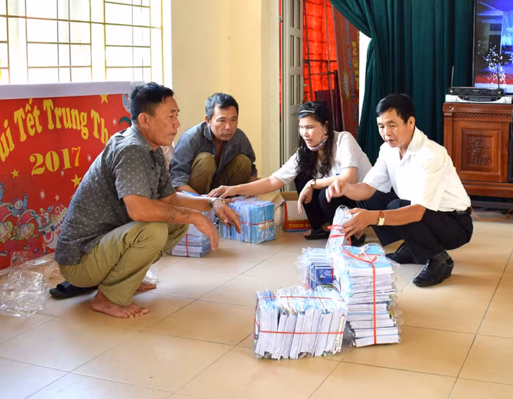 Phụ huynh làng chài Hà Phong lo chuẩn bị năm học mới cho các em tại nhà văn hóa khu phố