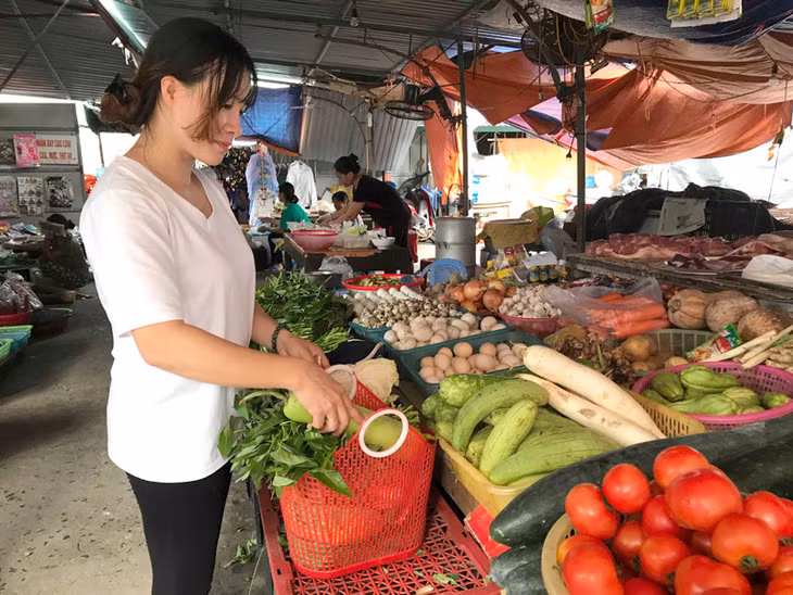 Ngày càng nhiều người dân Cô Tô dùng làn nhựa đi chợ để thay thế túi ni lông.