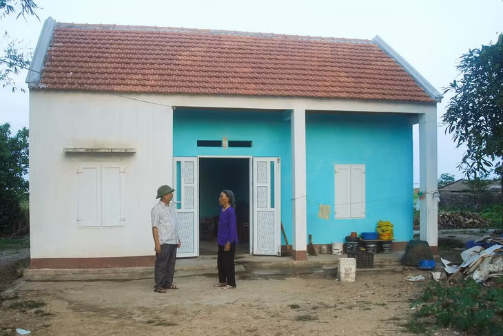 Năm nay, bà Nguyễn Thị Bạn ở thôn 3 (xã Tiến Tới, Hải Hà) được chuyển vào căn nhà mới khang trang từ sự giúp đỡ của chính quyền, đoàn thể, nhân dân địa phương.