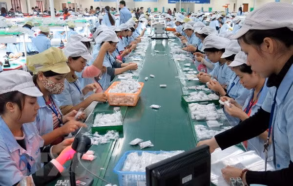 Dây chuyền sản xuất tai nghe cho điện thoại thông minh của Công ty TNHH Glonics Việt Nam. (Ảnh: Hoàng Nguyên/TTXVN)