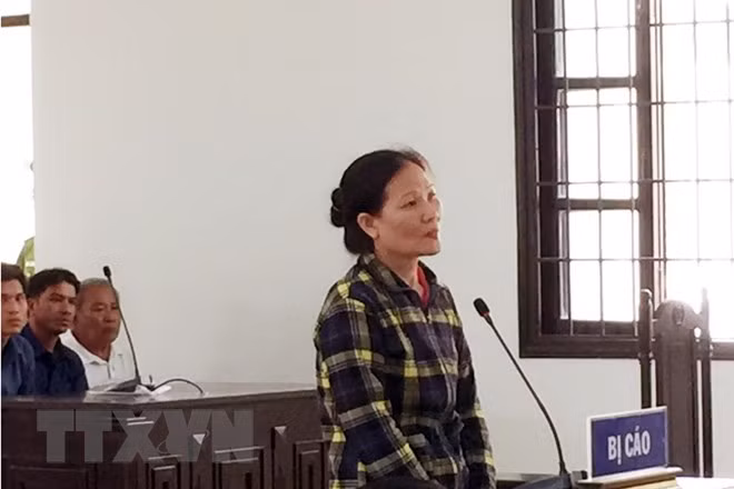 Một bị cáo trả lời phần xét hỏi của Hội đồng xét xử. (Ảnh: Công Thử/TTXVN)