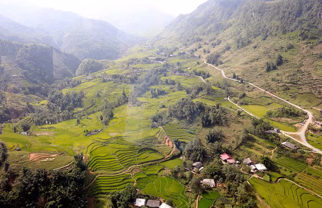 Với người mê Sa Pa, thung lũng Mường Hoa giống như một đặc sản. Nhưng để thưởng thức thứ đặc sản độc đáo này cũng lắm công phu: phải bay lên cao, chọn một điểm tựa lưng chừng núi mới tận hưởng đủ mê cung xanh diệu kỳ ấy.