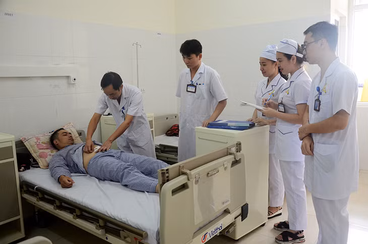 Các y, bác sĩ khám và chăm sóc cho bệnh nhân điều trị nội trú tại Trung tâm Y tế thị xã Đông Triều
