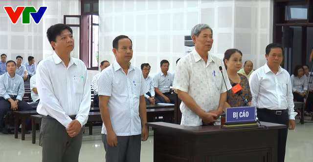 5 bị can bị truy tố về các tội danh "Buôn lậu" và "Thiếu trách nhiệm gây hậu quả nghiêm trọng. Ảnh: vtv.vn