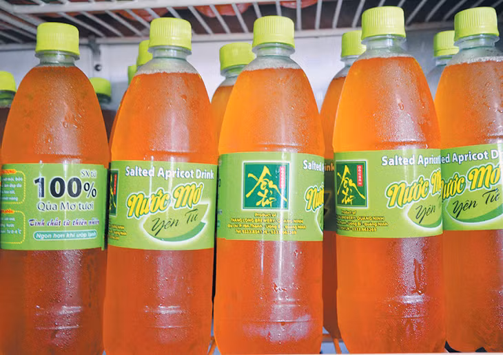 Sản phẩm nước mơ của Xí nghiệp Bia Thăng Long hiện được bày bán tại khu vực quốc tế của Cảng hàng không quốc tế Nội Bài