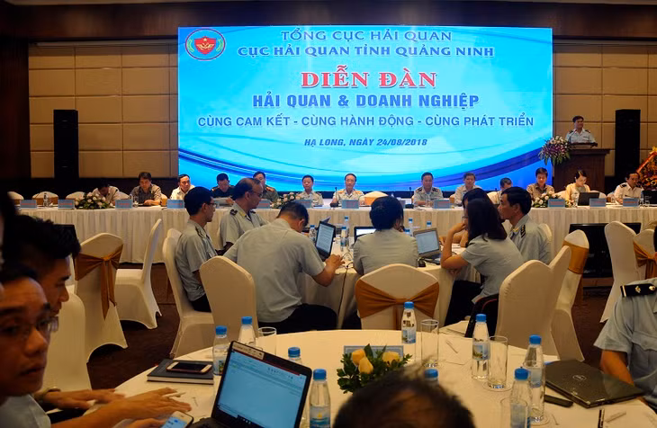 Lãnh đạo Cục Hải quan Quảng Ninh phát biểu tại hội nghị.