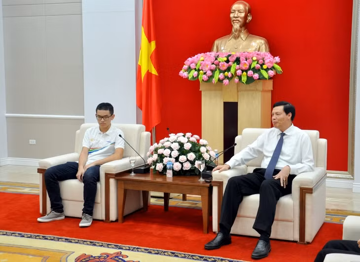 Chủ tịch UBND tỉnh Nguyễn Đức Long trò chuyện, động viên em Nguyễn Hoàng Cường.