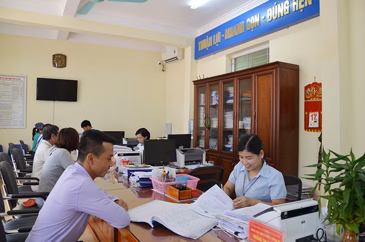 Nâng cao chất lượng giải quyết TTHC là một trong những tiêu chí đạt chuẩn tiếp cận pháp luật. Trong ảnh: Giải quyết TTHC tại xã Quảng Sơn, huyện Hải Hà.