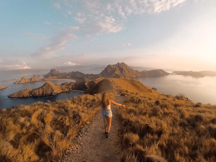 Đảo Padar (vườn Quốc gia Komodo): Padar là một trong ba đảo lớn nằm trong vườn Quốc gia Komodo, thuộc quần đảo Sunda. Hòn đảo được hình thành từ một núi lửa đã ngưng hoạt động. Nơi đây là một trong những điểm đến xa xôi ở Indonesia, hấp dẫn những du khách thích khám phá vùng đất mới lạ. Ảnh: @ellen_gsy, @nastyakryvenok, @recienviajados.