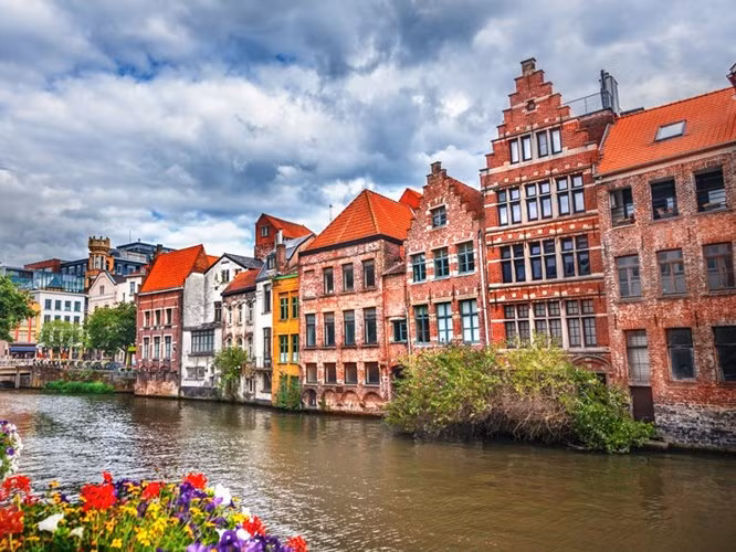 Bruges, Bỉ. Thành phố cổ kính này là một trong những kho báu quốc gia của Bỉ. Với những tòa nhà cổ và phong cảnh thanh bình, Bruges là nơi hoàn hảo cho những du khách đang tìm kiếm nơi thư giãn. Tất nhiên, bạn nên thử sô-cô-la, bánh quế và bia khi ở đây.