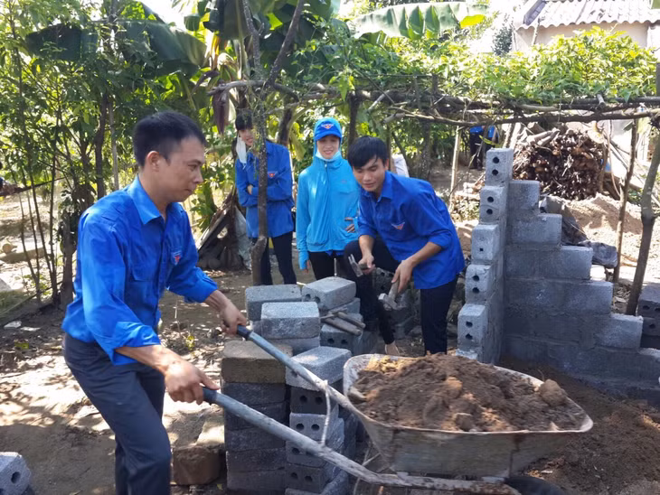ĐVTN phường Hải Hòa, TP Móng Cái xây dựng nhà tình nghĩa cho hộ gia đình có hoàn cảnh đặc biệt khó khăn trên địa bàn. Ảnh: Bình Giang (Tỉnh Đoàn).