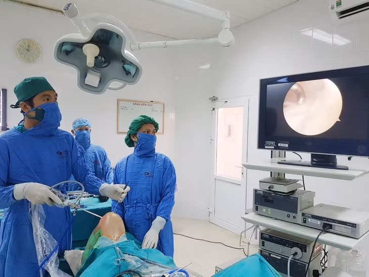 Bác sĩ CKI Hà Duy Nam đang thực hiện phẫu thuật nội soi khớp gối cho người bệnh