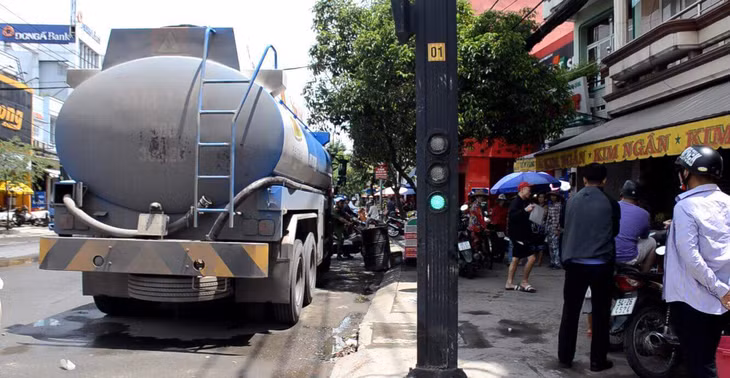 Xe bồn chở xăng gây tai nạn với 3 ông cháu.