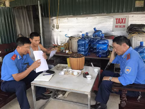 Để chấm dứt xe quá tải đi từ các điểm tập kết vật liệu, Đội TTGT cũng đã tiến hành xử lý nghiêm các chủ bến bãi không chấp hành việc bốc dỡ hàng hóa đúng tải trọng 