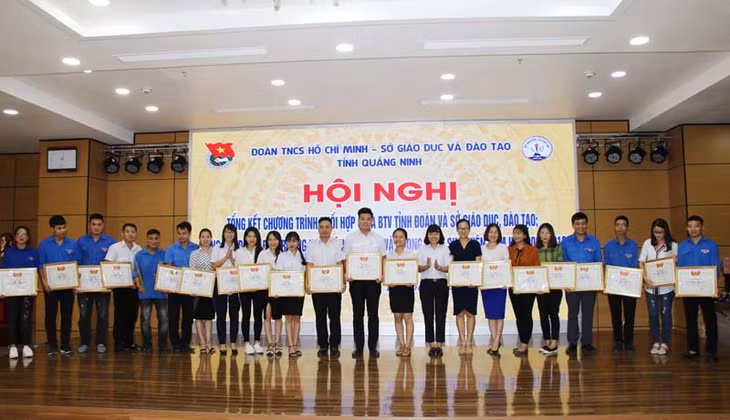 Các tập thể và cá nhân