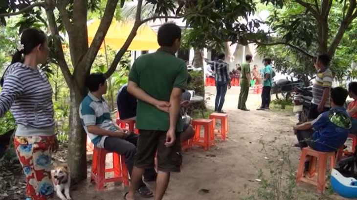 Gia đình lo hậu sự cho hai cháu bé.