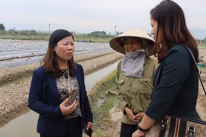 Chị Lê Thị Thà, Giám đốc HTX Hoa Phong (bên trái) chia sẻ về quá trình vượt khó, vươn lên làm giàu cho một số chị em phụ nữ vươn lên thoát nghèo. (Ảnh: Huỳnh Đăng).