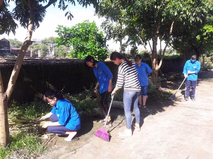 ĐVTN, học sinh phường Cẩm Sơn, TP Cẩm Phả quét dọn vệ sinh trong chương trình ngày Chủ nhật xanh do Đoàn phường tổ chức. Ảnh Thành Đoàn Cẩm Phả