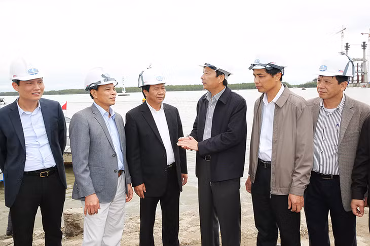 ồng chí Nguyễn Văn Đọc, Bí thư Tỉnh ủy Quảng Ninh và đồng chí Lê Văn Thành, Bí thư Thành ủy Hải Phòng cùng kiểm tra tiến độ thi công cầu Bạch Đằng