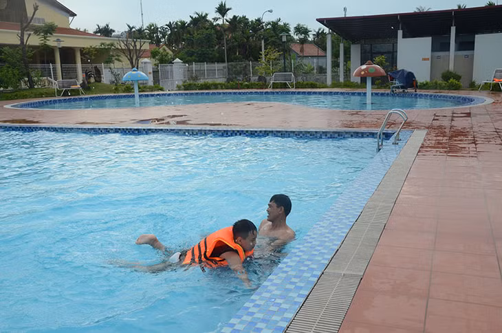 Trẻ em ở phường Xuân Sơn, TX Đông Triều học bơi tại bể bơi Trung tâm văn hóa phường. 