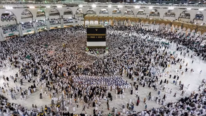 Các tín đồ Hồi giáo cầu nguyện tại Đền thờ Lớn ở Thánh địa Mecca, Saudi Arabia, trước lễ hành hương Haji ngày 17/8. (Nguồn: AFP/TTXVN)