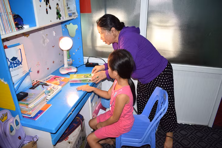 Hầu hết các gia đình làng chài Hà Phong đã dành cho con cái mình một góc học tập để nâng cao việc học của con