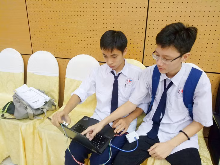 Mô hình hệ thống đèn Led và còi thông minh giúp phòng ngừa tật cận thị khi sử dụng máy tính.