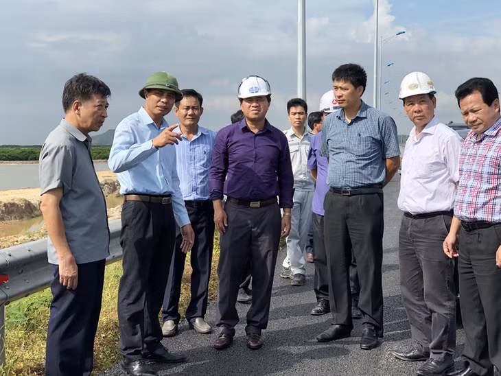  Đoàn công tác Hội đồng nghiệm thu nhà nước các công trình xây dựng kiểm tra thực tế tuyến cao tốc Hạ Long – Hải Phòng