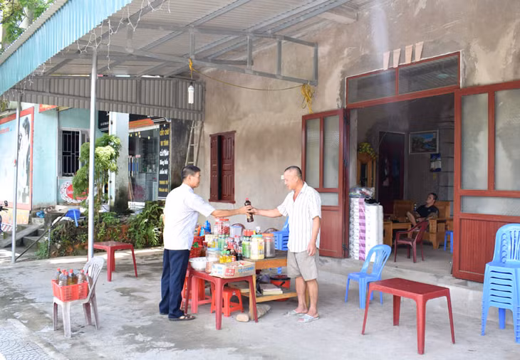 Để thoát hẳn nghèo, ngoài nuôi bò CCB Trần Vĩ Cơ (bên phải) thôn Co Nhan 2 còn mở thêm dịch vụ bán hàng tại nhà